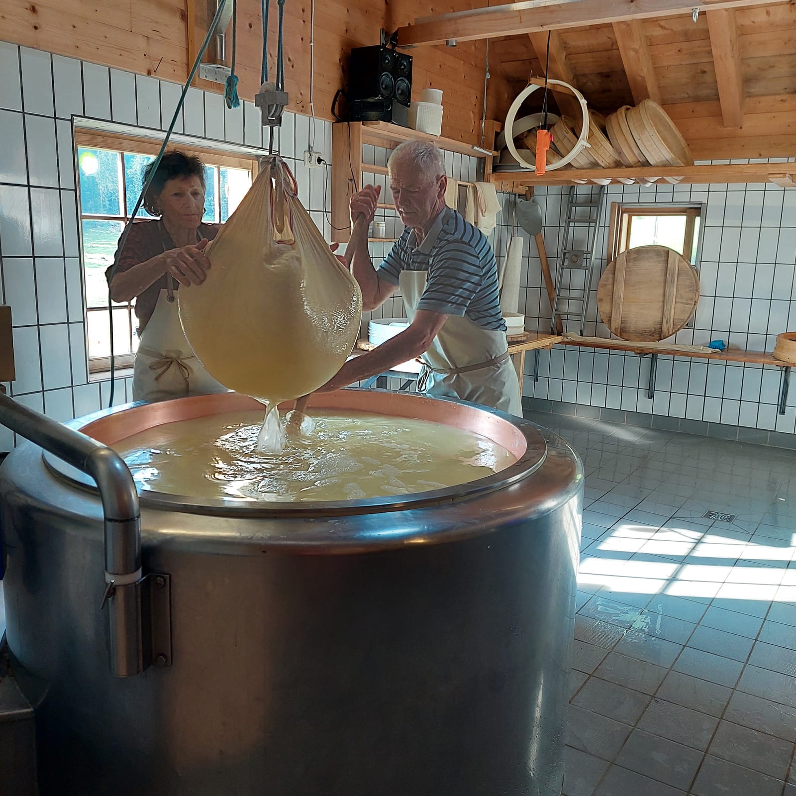 Norbert und Inge Wirth heben den Käsebruch aus dem Sennkessel