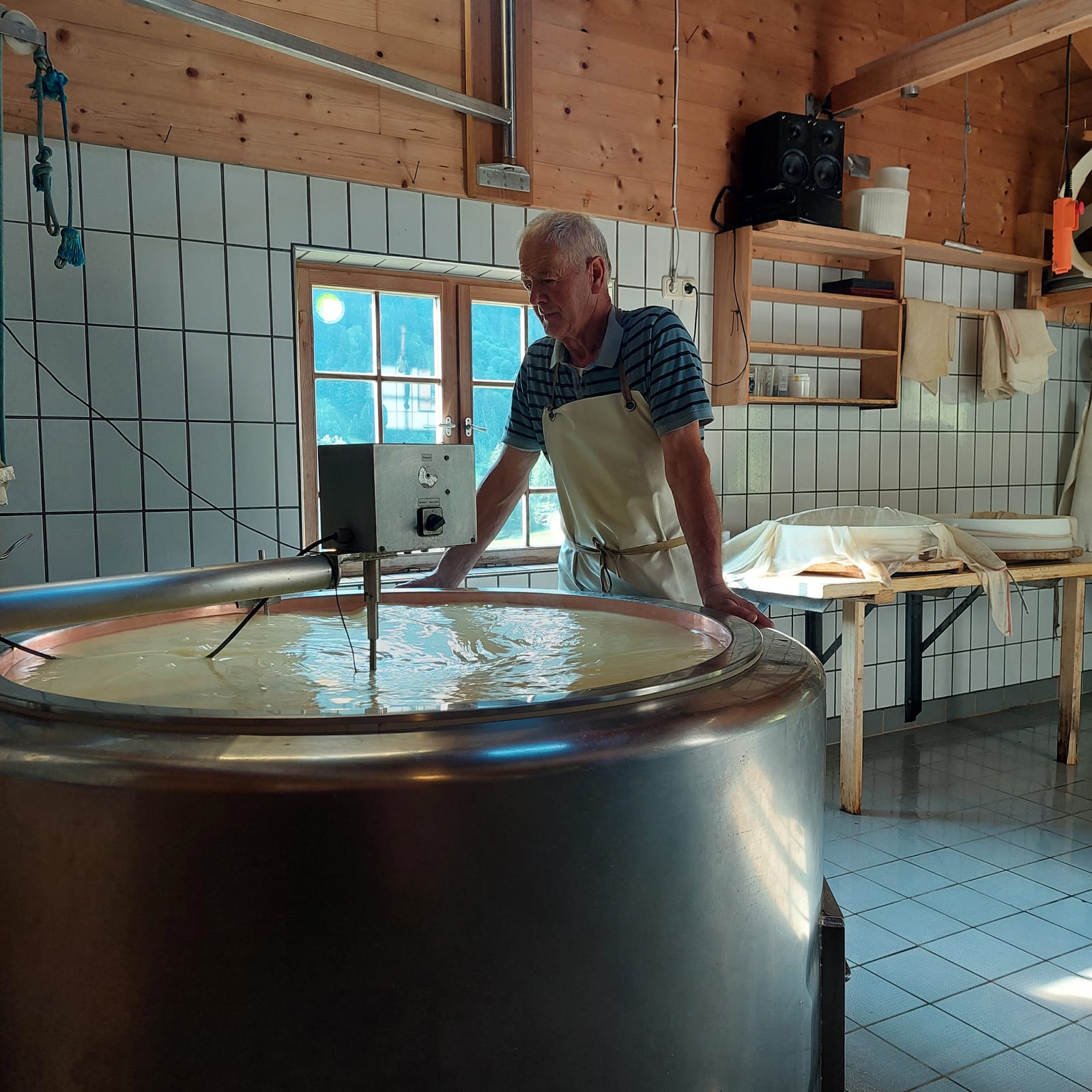 Norbert Wirth arbeitet am Sennkessel