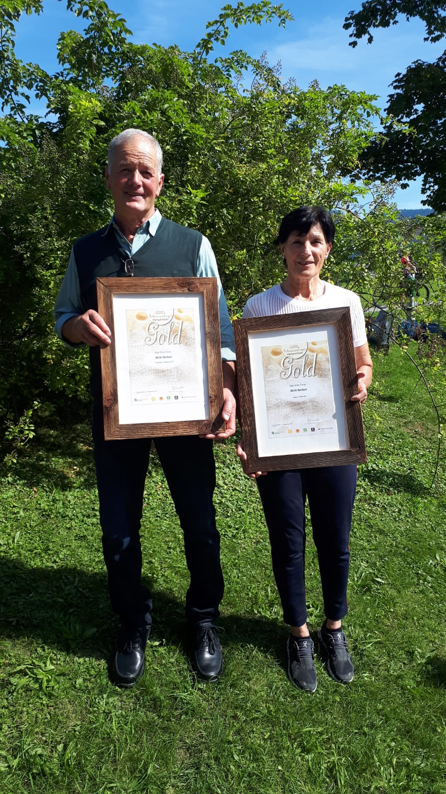Norbert und Inge Wirth mit zwei Gold-Urkunden der Käseprämierung Schwarzenberg
