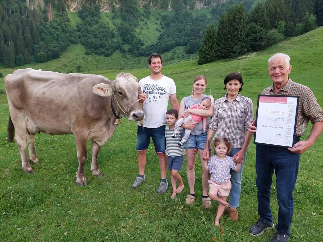 Familie Wirth mit Kuh Amelie und Rudolf-Draxl-Preis